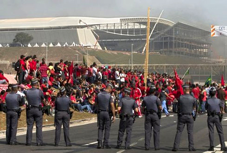 Người dân Brazil biểu tình gần sân vận động Arena Corinthians tại thành phố Sao Paolo, nơi sẽ tổ chức các trận đấu World Cup 2014.